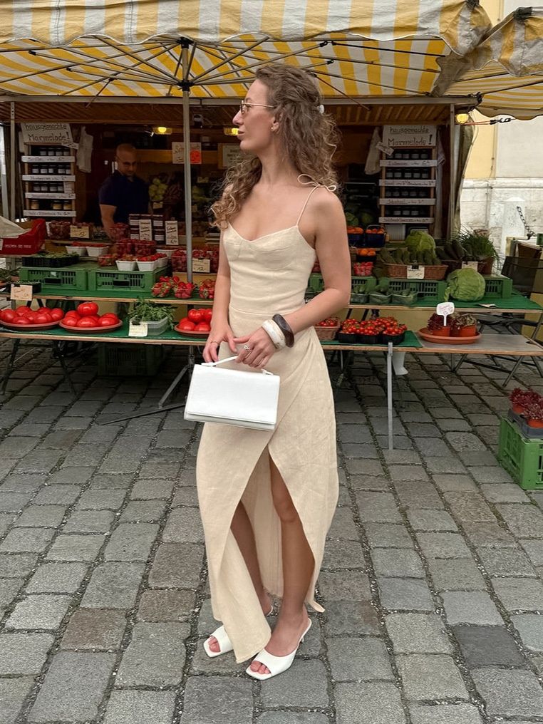 Vestido midi de lino con escote corazón, abertura y espalda fruncida.