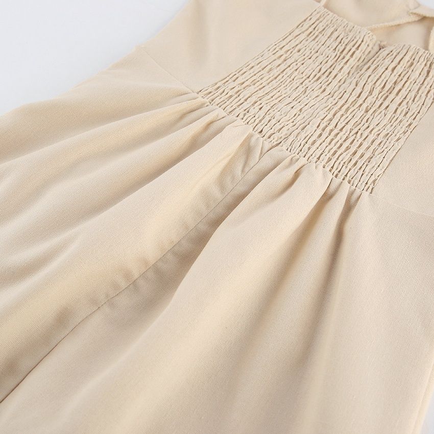 Vestido midi de lino con escote corazón, abertura y espalda fruncida.