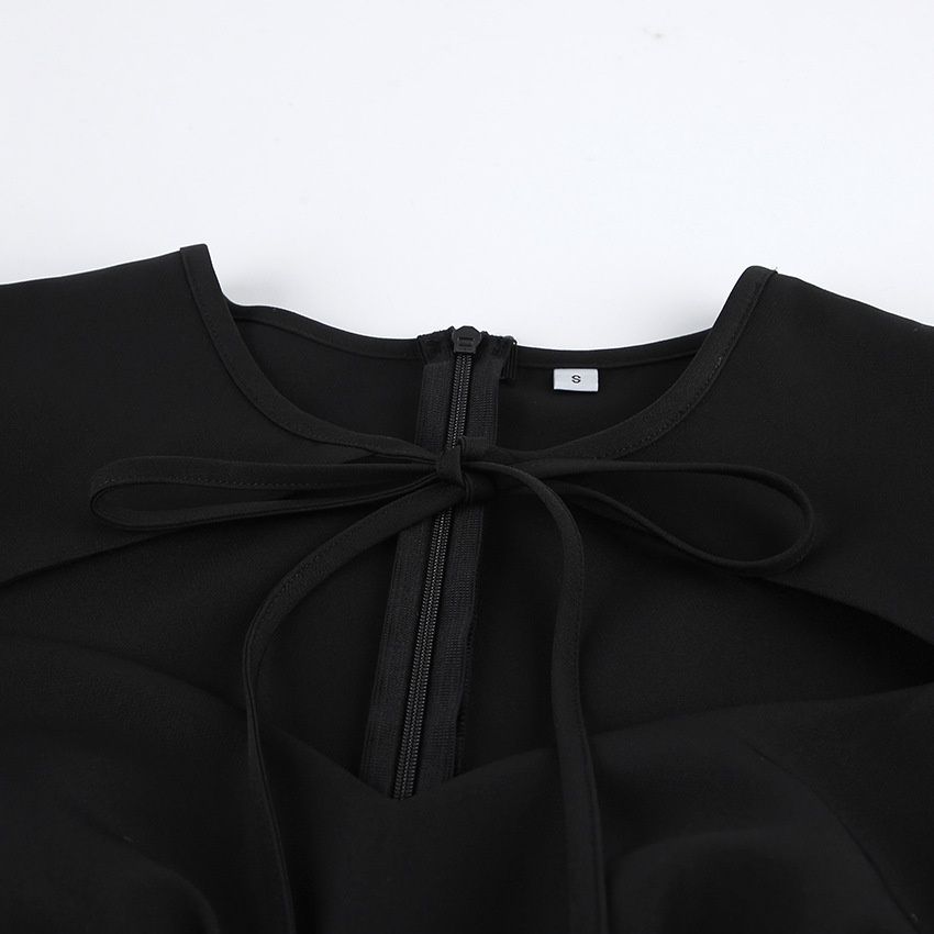 Elegante vestido midi ajustado con mangas abullonadas, aberturas y cuello con lazo