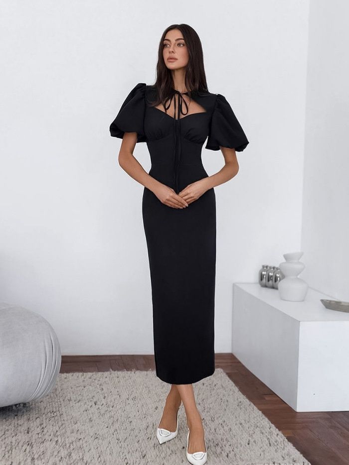 Elegante vestido midi ajustado con mangas abullonadas, aberturas y cuello con lazo