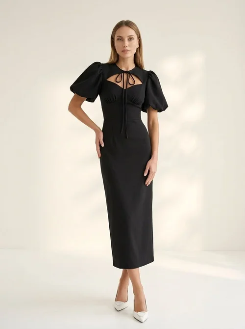 Elegante abito midi aderente con maniche a sbuffo, scollo a fiocco e dettaglio cut-out.