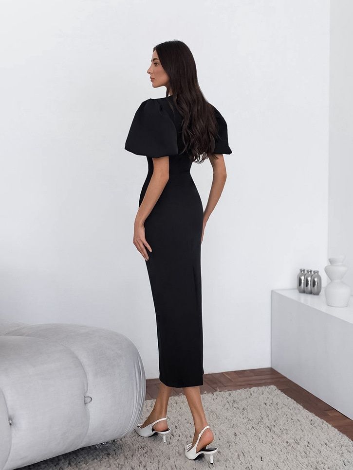 Elegante vestido midi ajustado con mangas abullonadas, aberturas y cuello con lazo