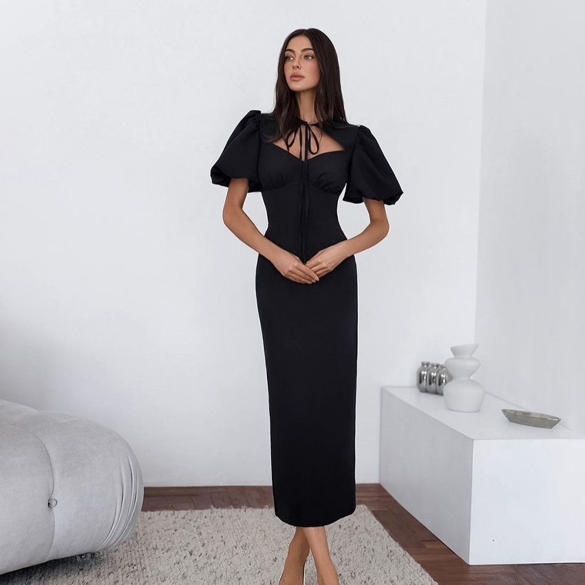 Elegante vestido midi ajustado con mangas abullonadas, aberturas y cuello con lazo