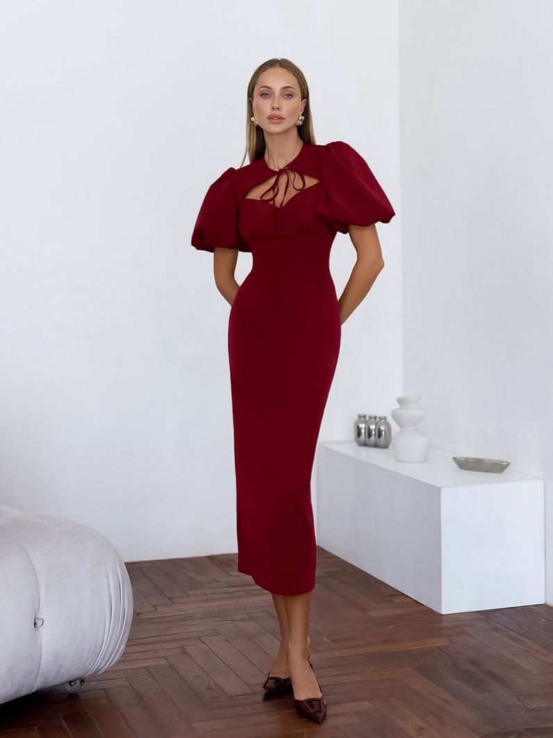 Elegante vestido midi ajustado con mangas abullonadas, aberturas y cuello con lazo