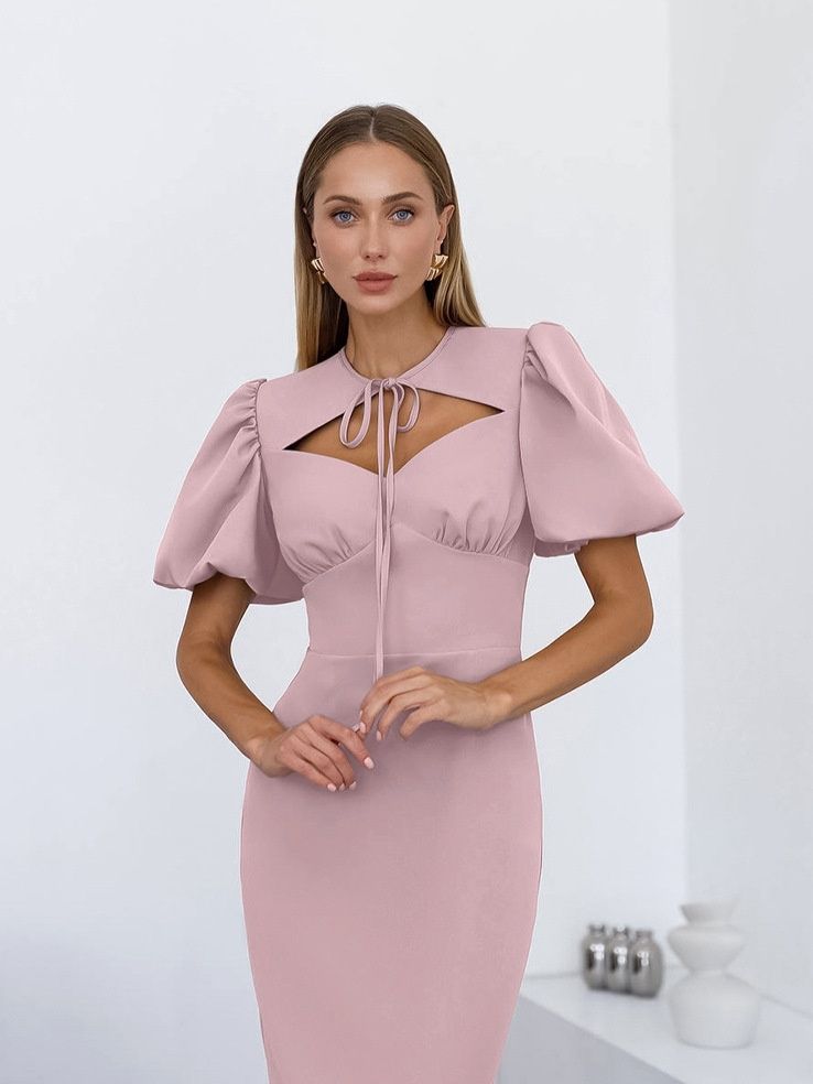 Elegante vestido midi ajustado con mangas abullonadas, aberturas y cuello con lazo