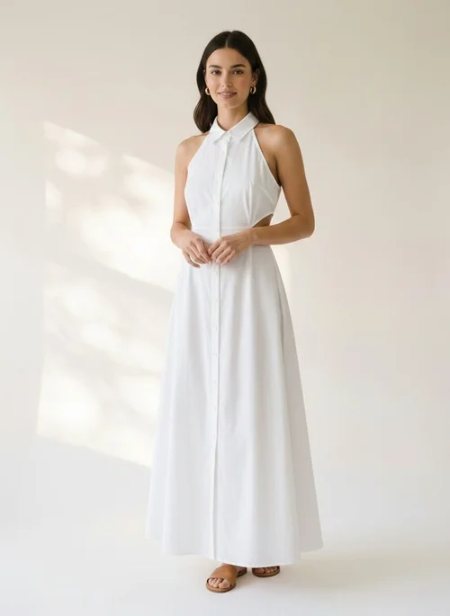 Abito lungo bianco con scollo all'americana, schiena scoperta e abbottonatura frontale.
