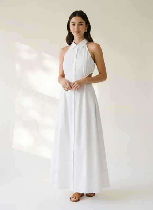 Robe longue blanche dos nu à col halter et boutons sur le devant