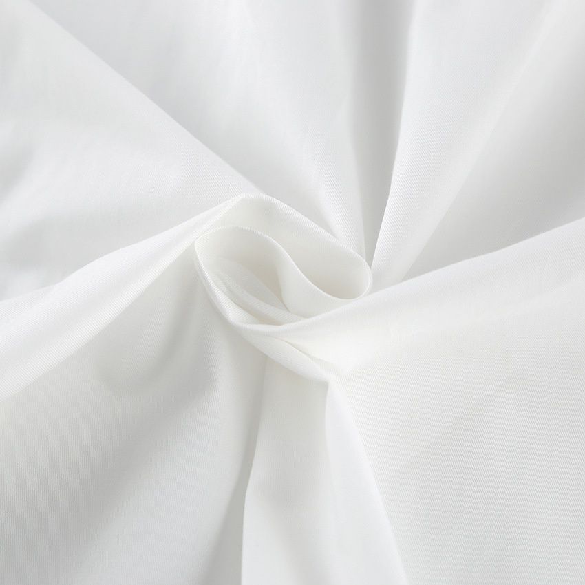 Vestido largo blanco con escote halter, espalda descubierta y botones en la parte delantera