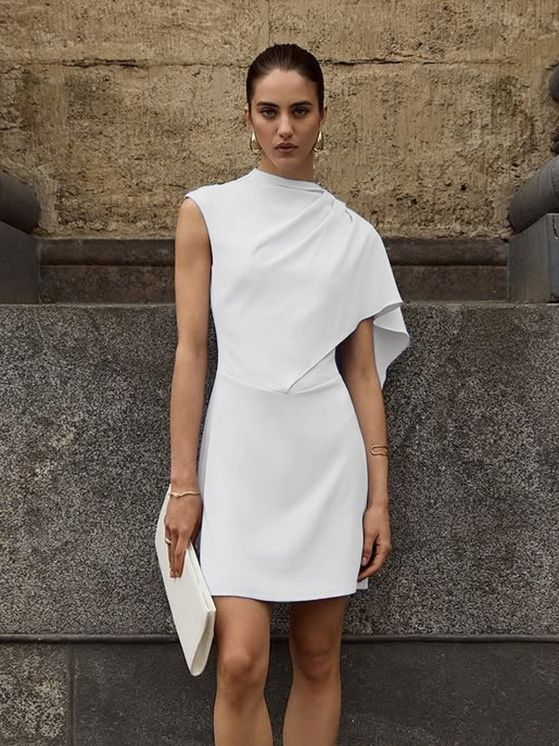 Elegante minivestido blanco asimétrico con drapeado