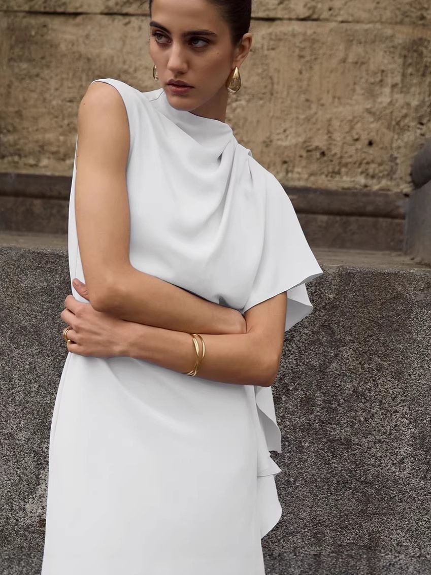 Elegante minivestido blanco asimétrico con drapeado