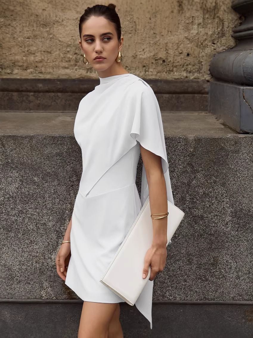 Elegante minivestido blanco asimétrico con drapeado
