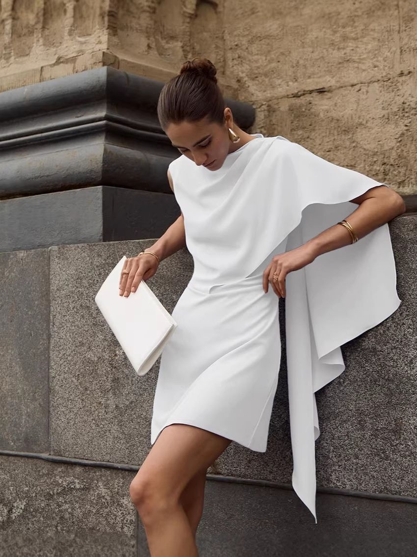 Elegante minivestido blanco asimétrico con drapeado