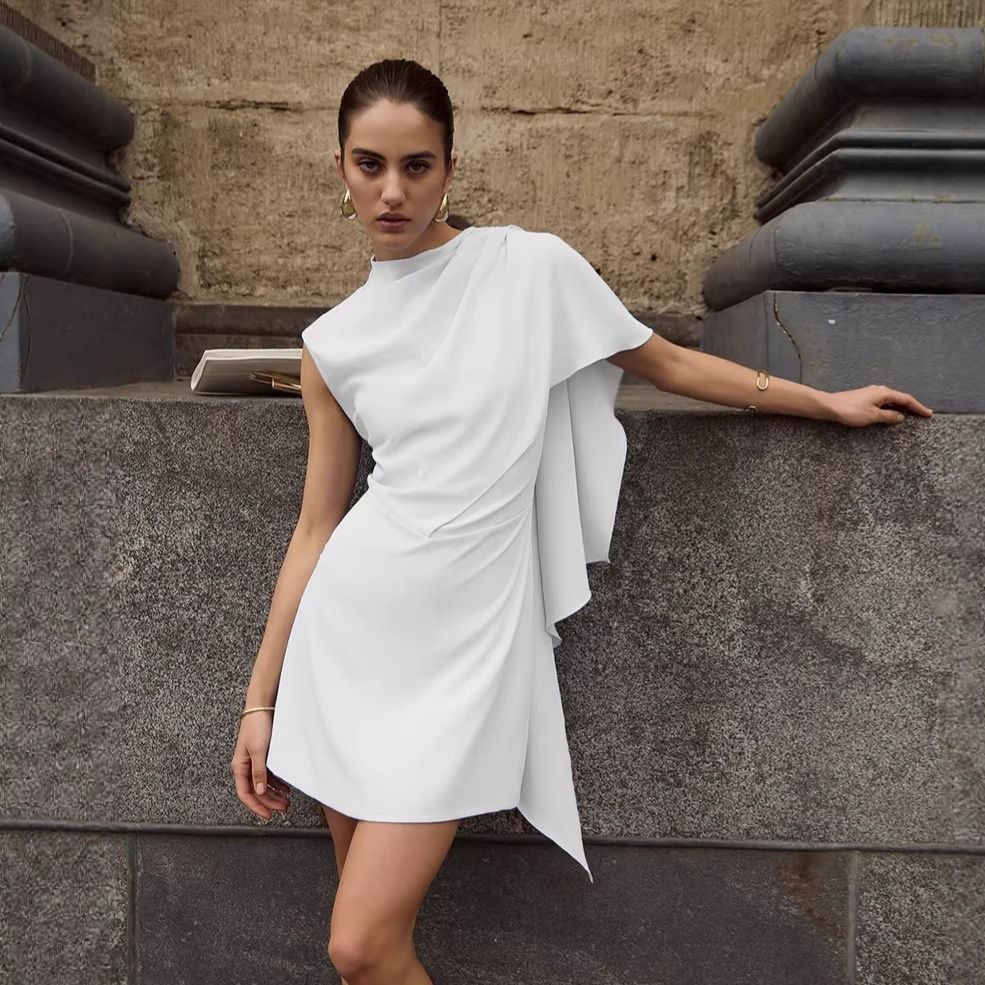 Elegante minivestido blanco asimétrico con drapeado