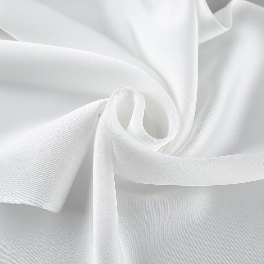 Elegante minivestido blanco asimétrico con drapeado