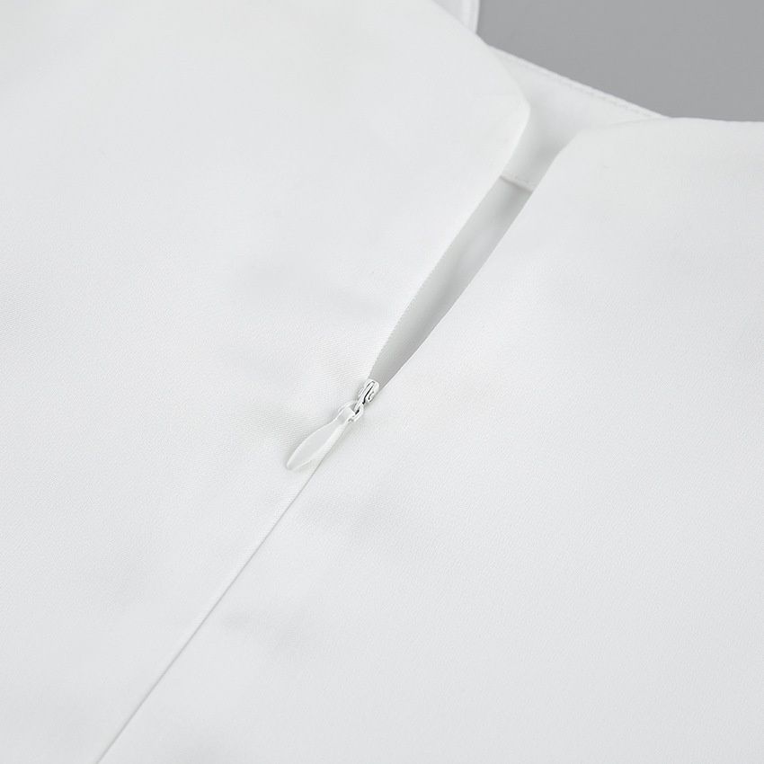 Elegante minivestido blanco asimétrico con drapeado