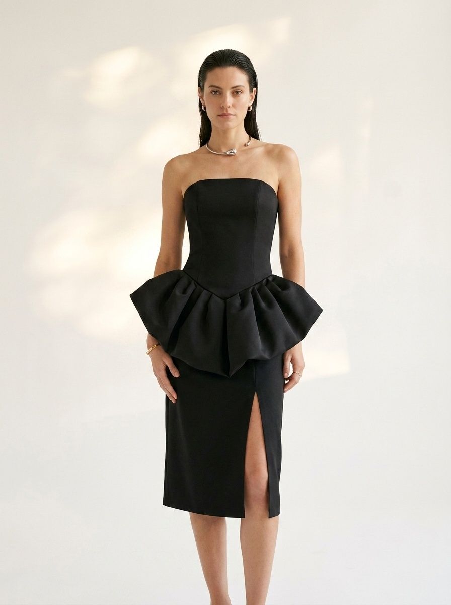 Élégante robe midi bustier noire à basque et fente