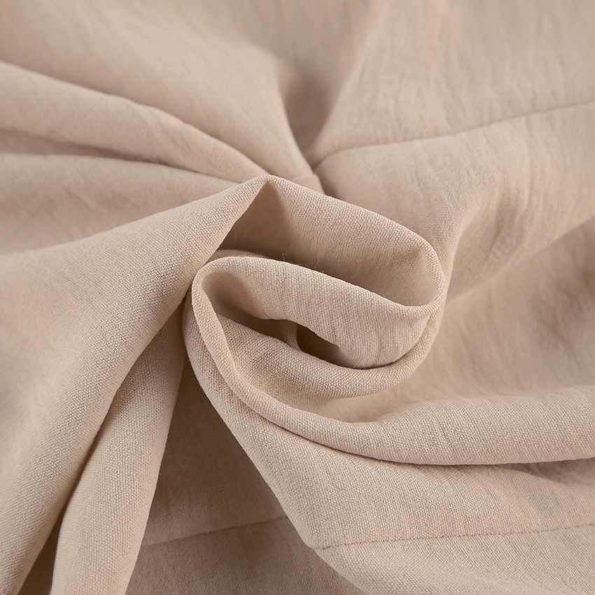 Vestido camisero corto elegante con hombreras acolchadas y botones delanteros