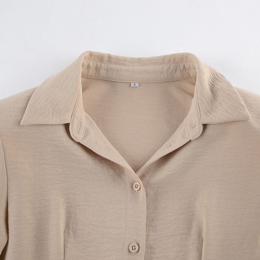 Vestido camisero corto elegante con hombreras acolchadas y botones delanteros