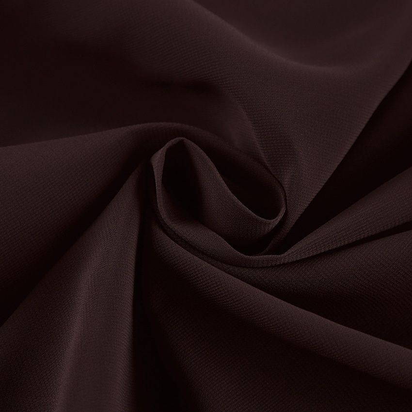 Vestido largo transparente con abertura lateral y detalle de nudo.