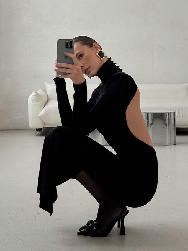 Vestido midi negro de cuello alto con espalda descubierta - Manga larga