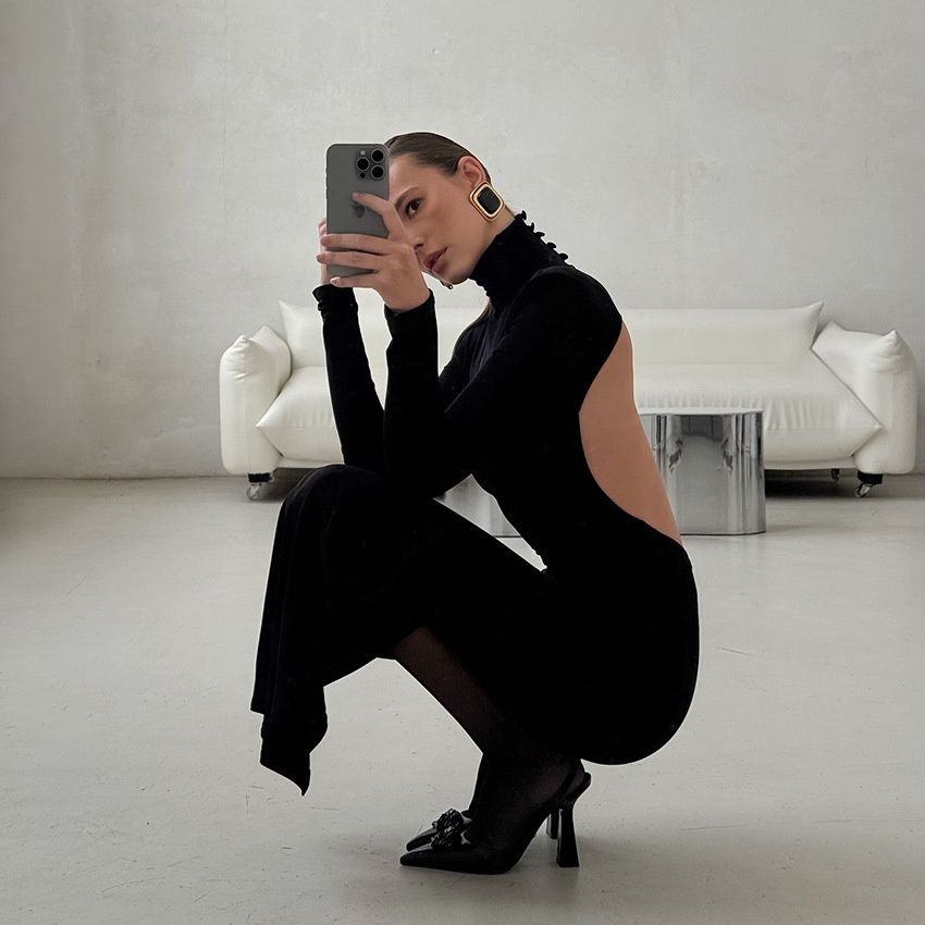Vestido midi negro de cuello alto con espalda descubierta - Manga larga