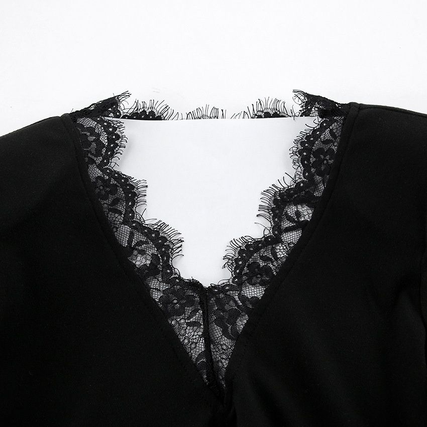 Minivestido negro con ribete de encaje y escote en V de manga larga