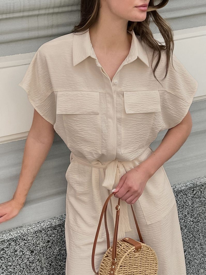 Mono elegante de manga corta color beige con cinturón.