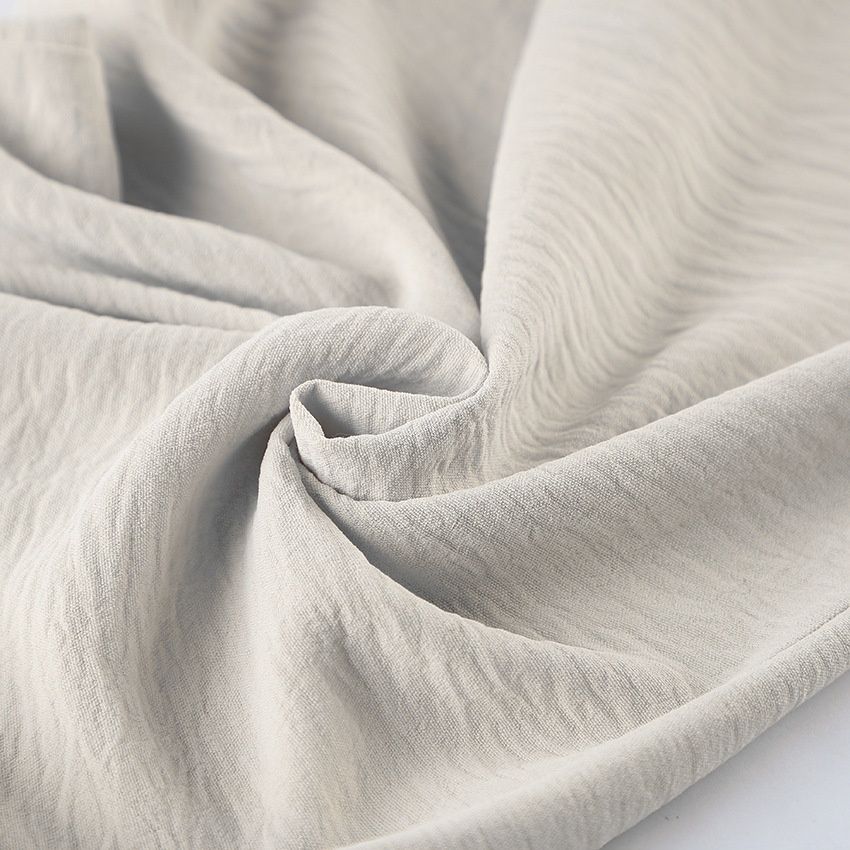 Mono elegante de manga corta color beige con cinturón.