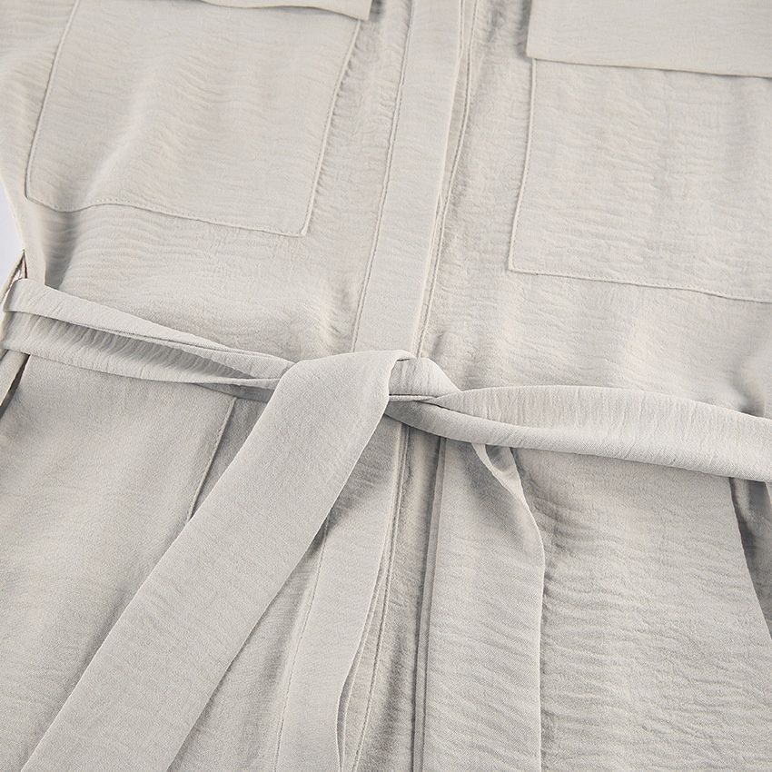 Mono elegante de manga corta color beige con cinturón.