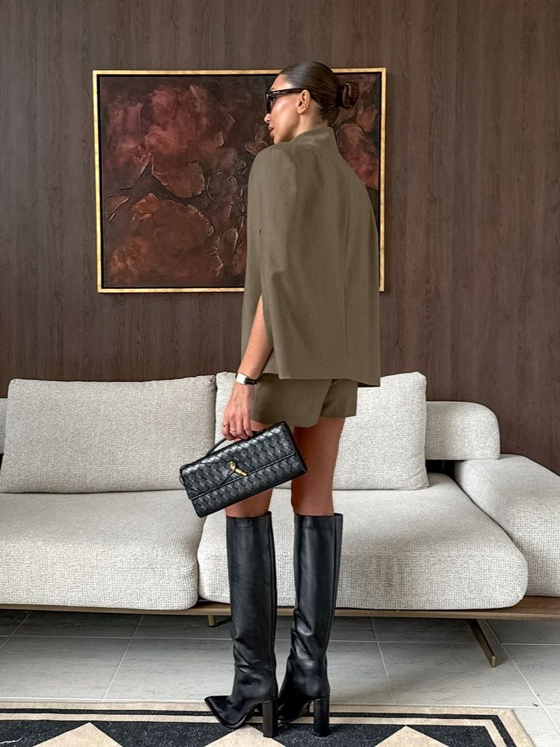 Elegante conjunto de chaqueta tipo capa y pantalones cortos en verde militar.