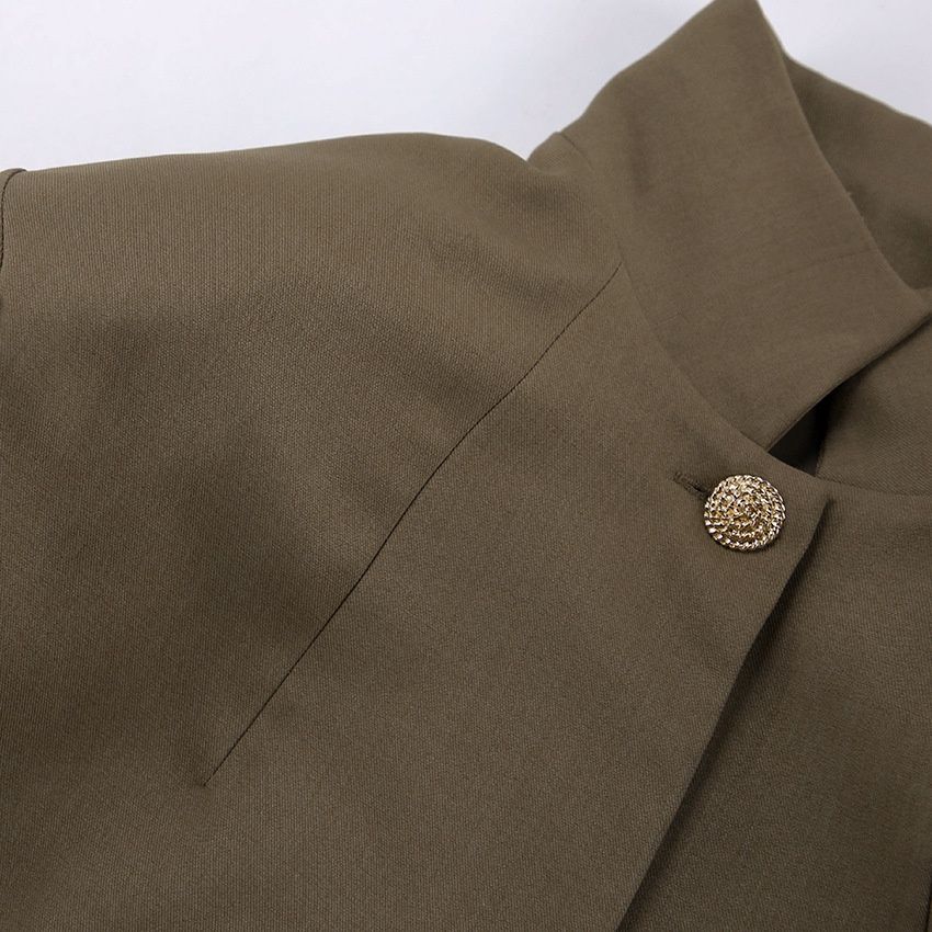 Elegante conjunto de chaqueta tipo capa y pantalones cortos en verde militar.