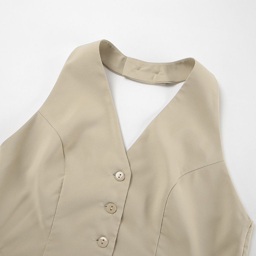 Conjunto elegante de chaleco halter y shorts plisados.