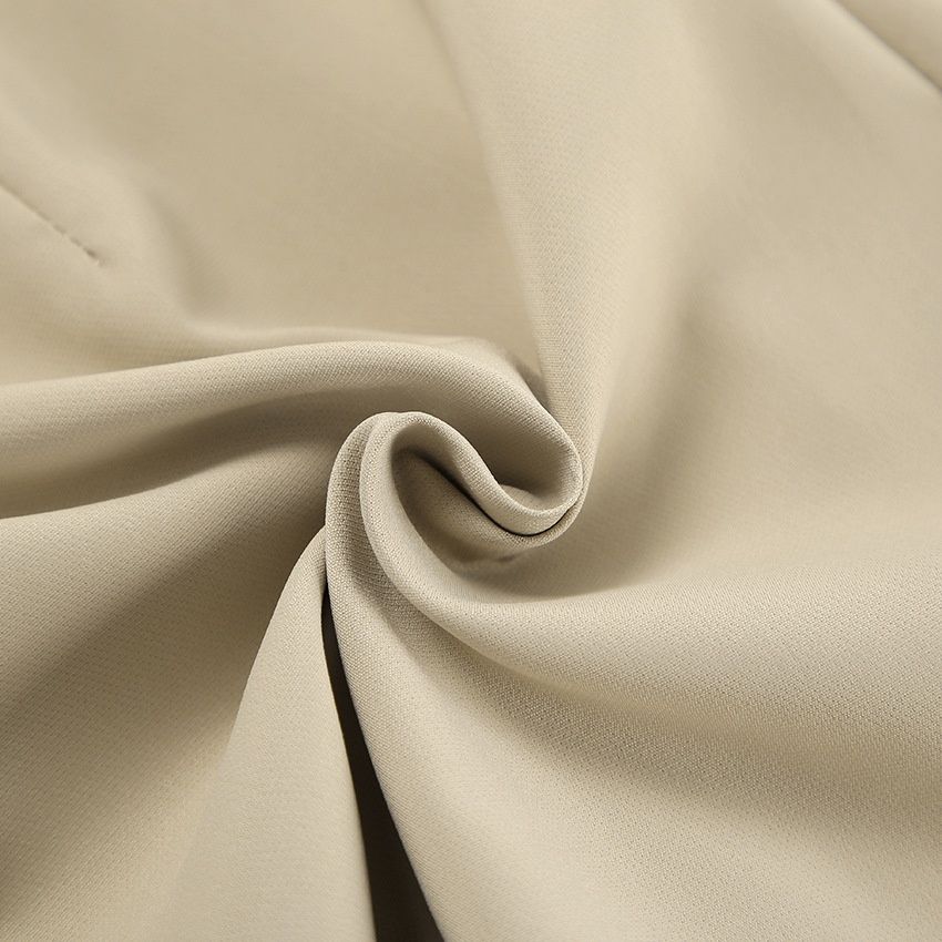 Conjunto elegante de chaleco halter y shorts plisados.