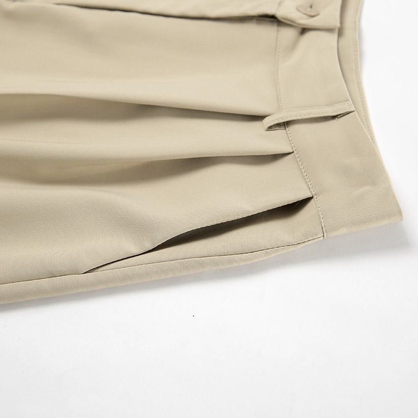 Conjunto elegante de chaleco halter y shorts plisados.