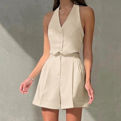 Conjunto elegante de chaleco halter y shorts plisados.