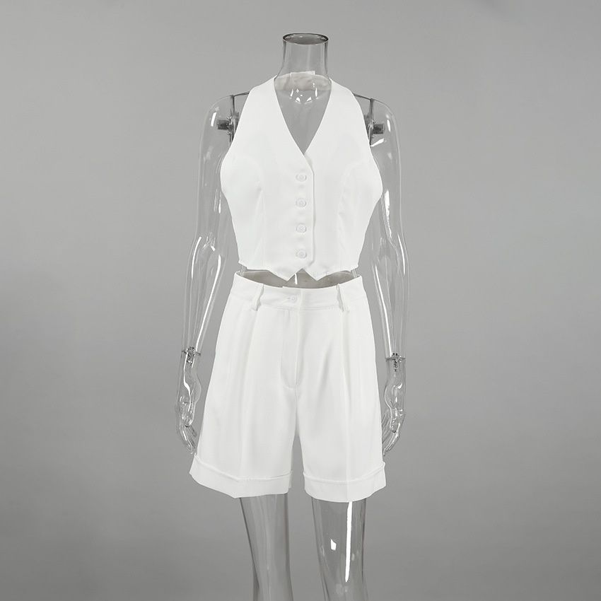 Conjunto elegante de chaleco halter y shorts plisados.