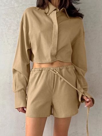 Conjunto de dos piezas: camisa corta color caqui y shorts con cordón ajustable.