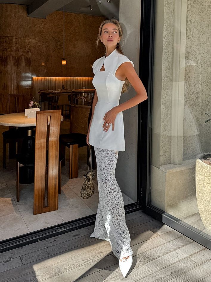 Conjunto de top peplum blanco y pantalones de encaje - Elegante y chic