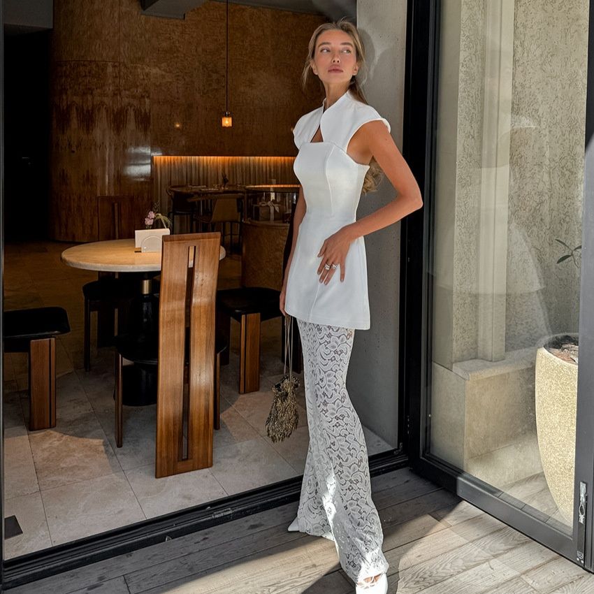 Conjunto de top peplum blanco y pantalones de encaje - Elegante y chic