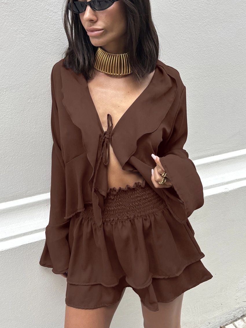 Conjunto de top con volantes y lazo frontal y shorts escalonados