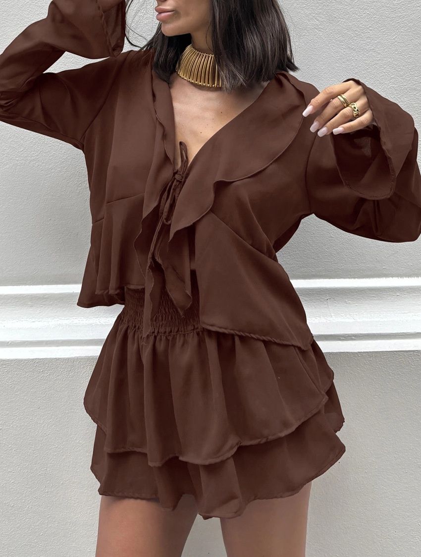 Conjunto de top con volantes y lazo frontal y shorts escalonados