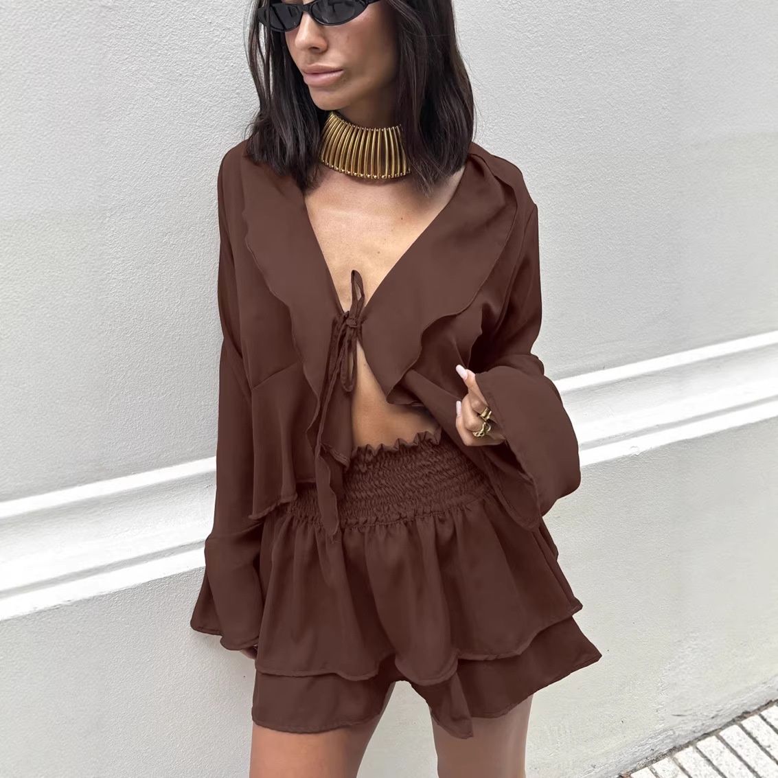 Conjunto de top con volantes y lazo frontal y shorts escalonados