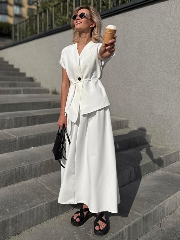 Elegante conjunto de top cruzado y falda larga blanca.