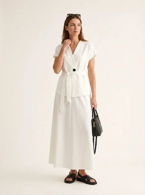 Elegante completo composto da top a portafoglio bianco e gonna lunga.