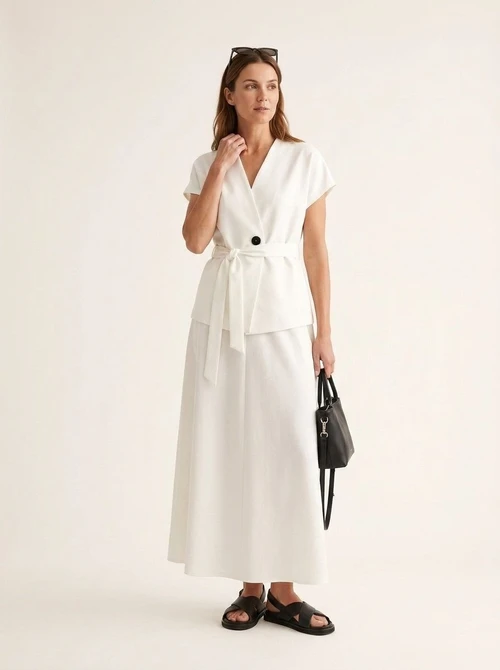 Ensemble élégant haut cache-cœur blanc et jupe maxi