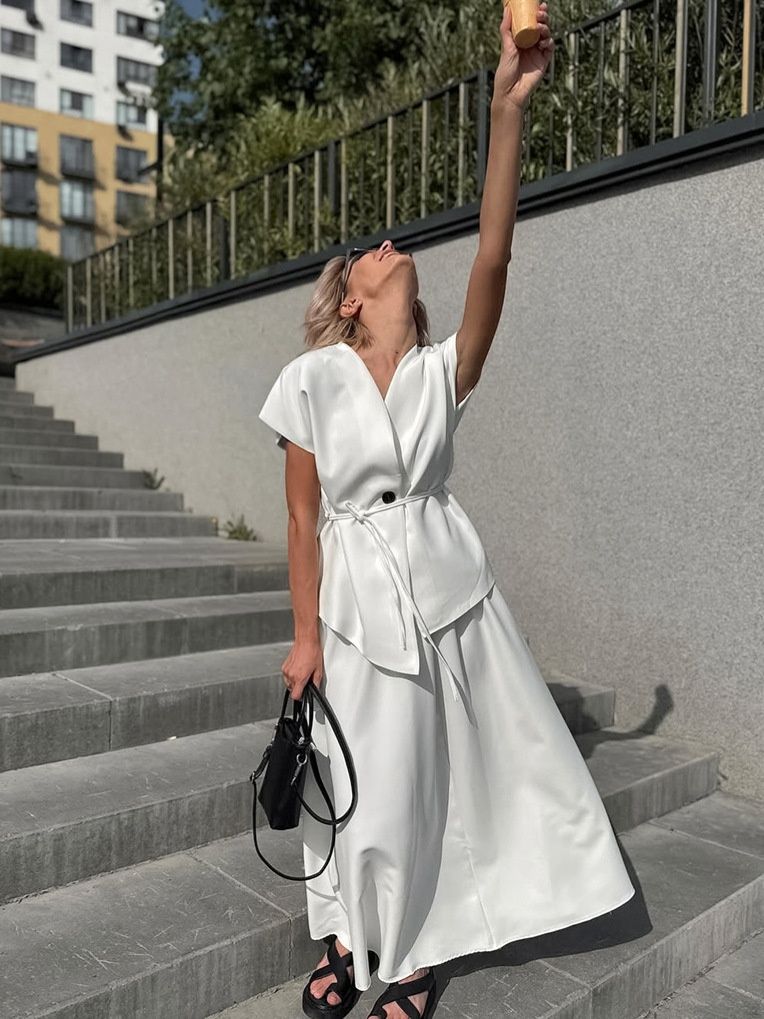 Elegante conjunto de top cruzado y falda larga blanca.