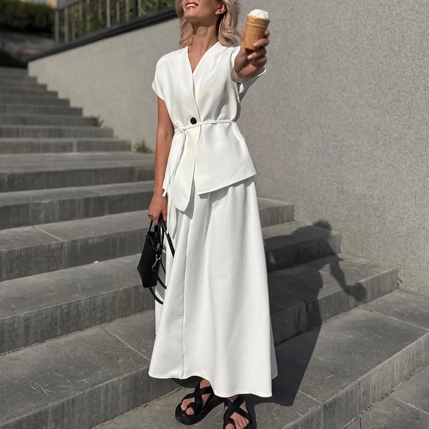 Elegante conjunto de top cruzado y falda larga blanca.