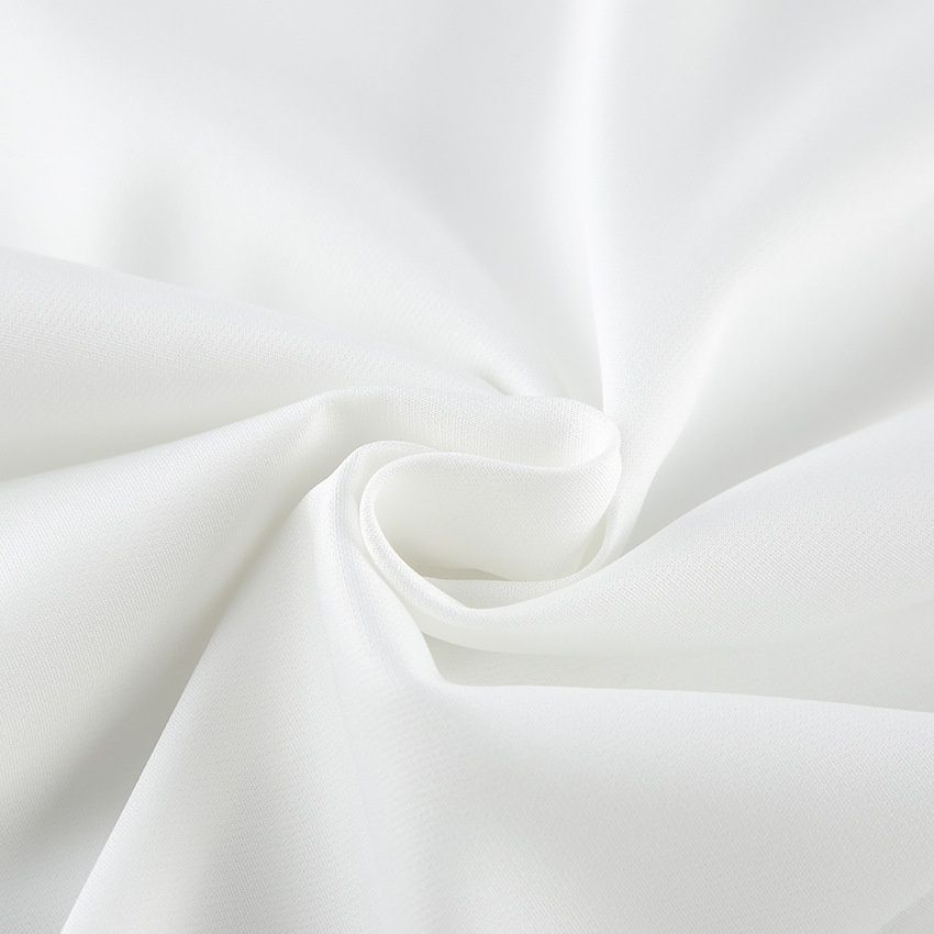 Elegante conjunto de top cruzado y falda larga blanca.