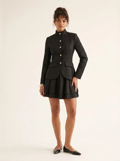 Completo composto da blazer peplum con colletto alla coreana e minigonna.