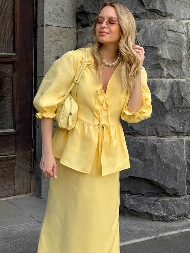 Conjunto de dos piezas de top peplum y falda midi de lino amarillo